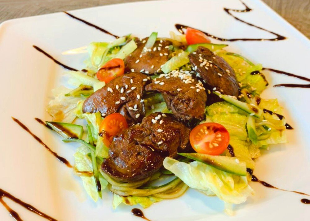 Теплый салат с куриной печенью