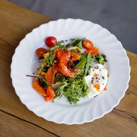 Вафли с лососем и яйцом пашот