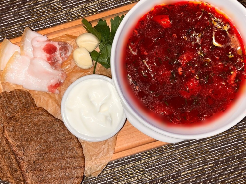 Борщ со сметаной, салом и зеленью