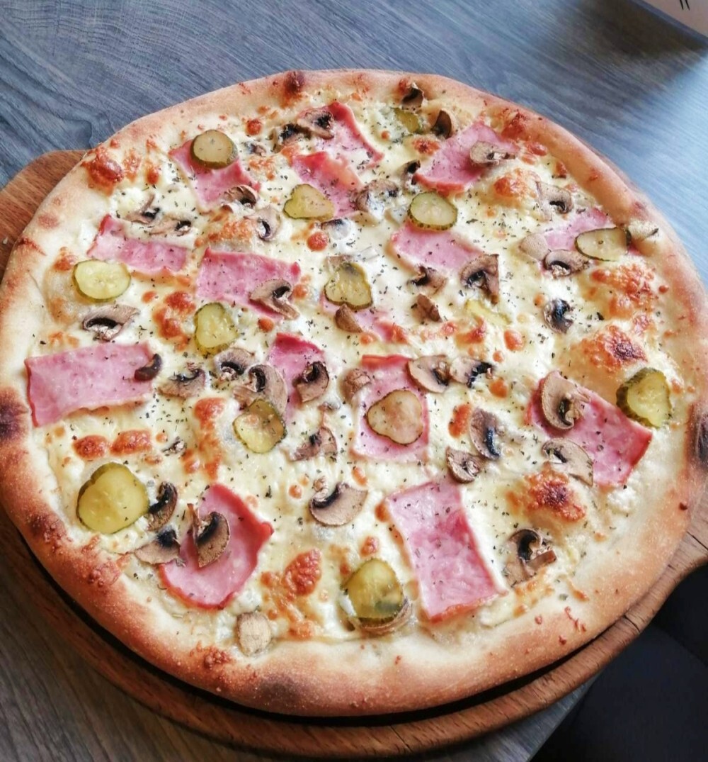 Пицца с ветчиной, шампиньонами и маринованными огурчиками 50 см/1590 г