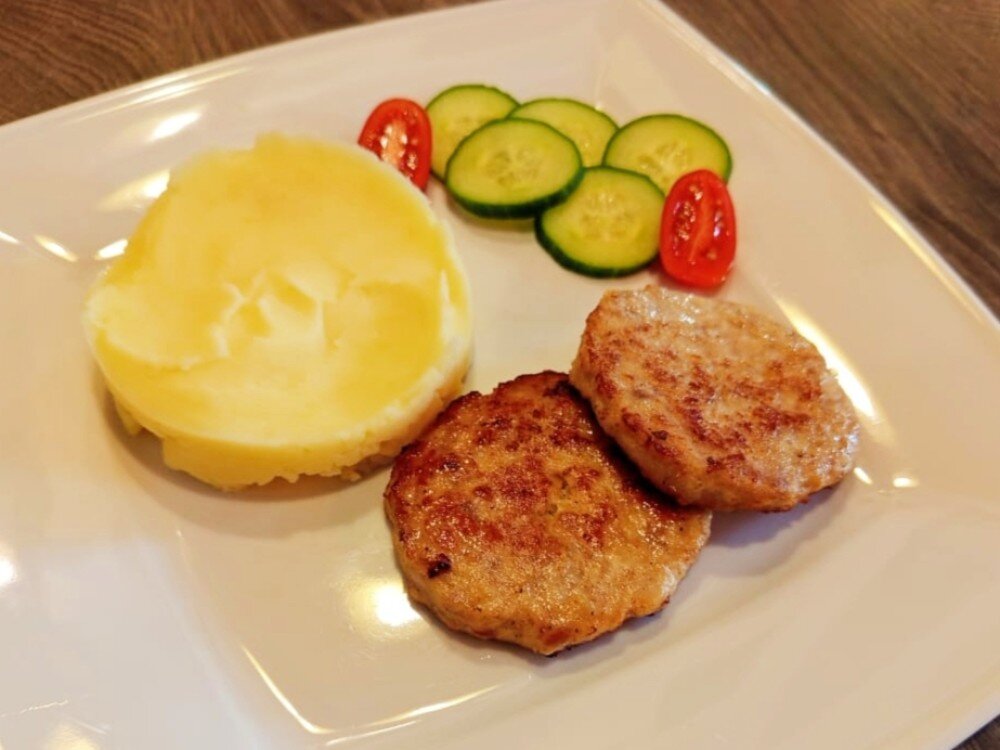 Котлетки куриные с картофельным пюре