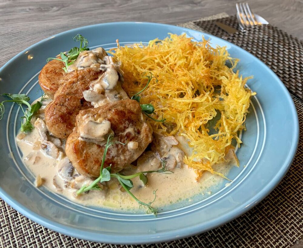 Медальоны в сливочно-грибном соусе