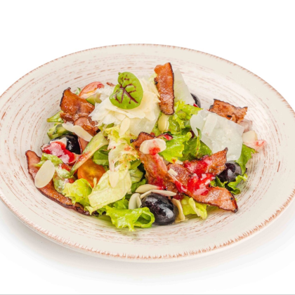 Салат с беконом и виноградом под малиновым соусом