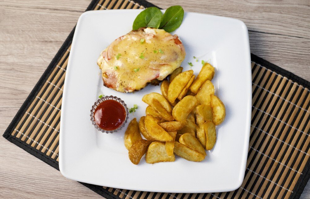 Свинина под сыром с картофельными дольками