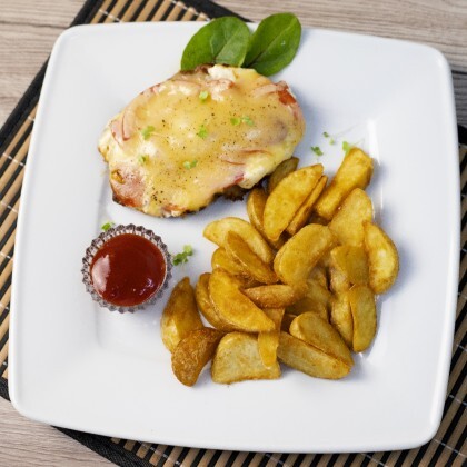 Свинина под сыром с картофельными дольками