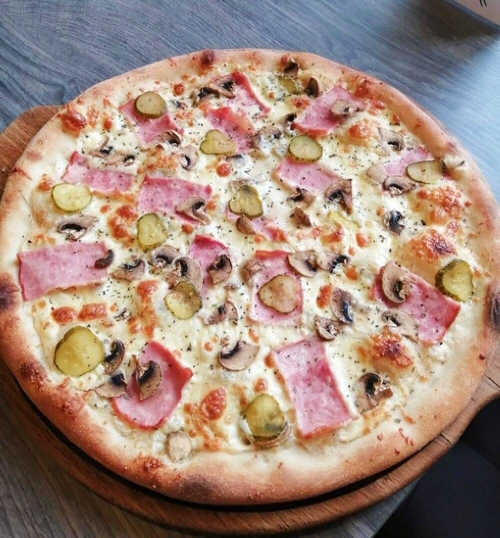 Пицца с ветчиной, шампиньонами и маринованными огурчиками 25 см/330 г
