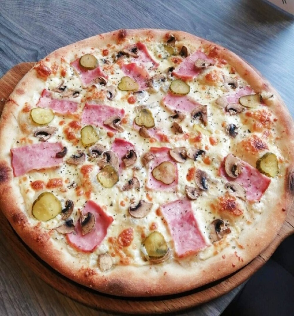 Пицца с ветчиной, шампиньонами и маринованными огурчиками 30 см/530 г