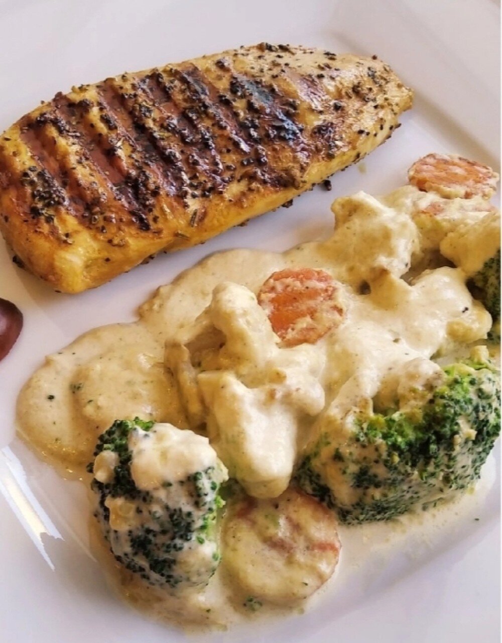 Курица гриль с овощами в сливках