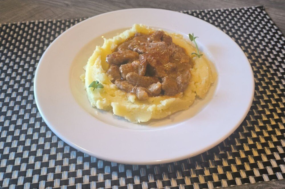 Гуляш из свинины с пюре