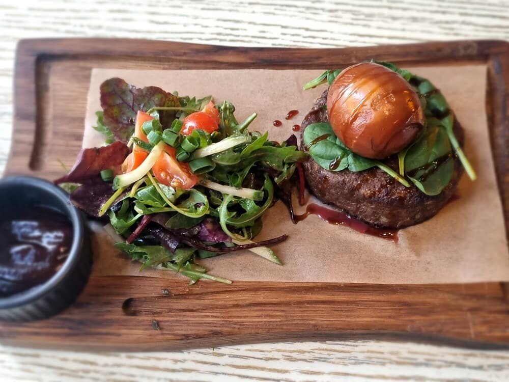 Бифштекс со шпинатом и маринованным яйцом