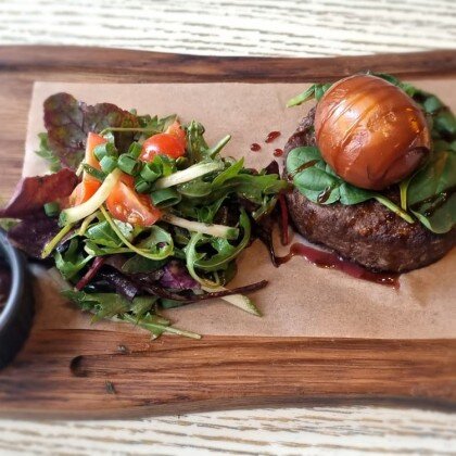 Бифштекс со шпинатом и маринованным яйцом