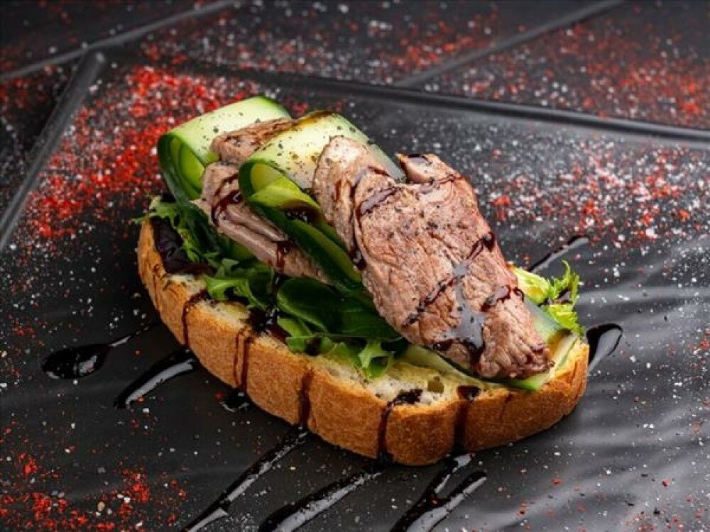 Брускетта с говядиной