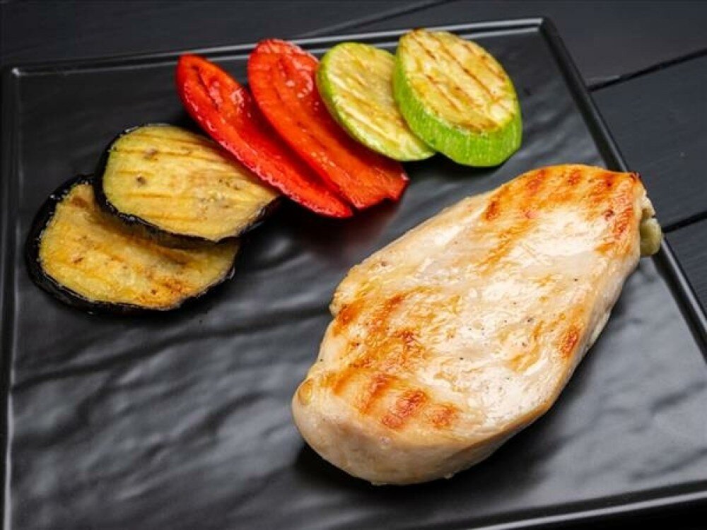 Филе куриной грудки на гриле с овощами