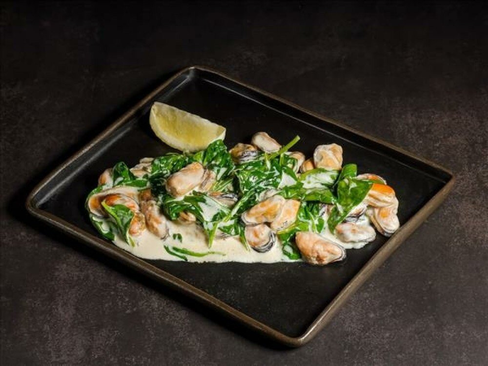 Мясо мидий со шпинатом