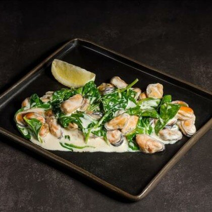 Мясо мидий со шпинатом