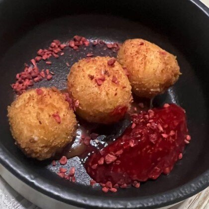 Жареный чизболл с малиной