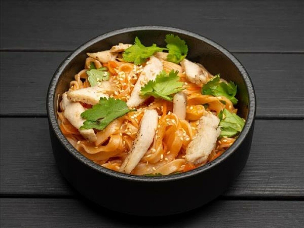 Рисовая лапша с курицей