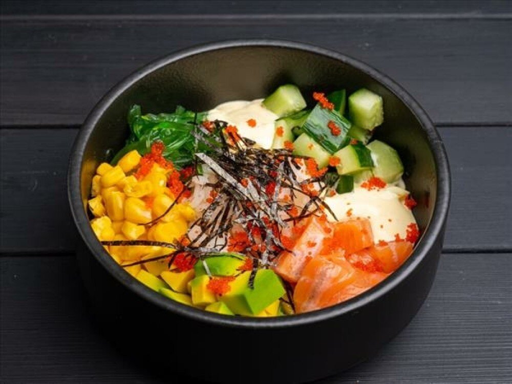 Салат поке с лососем