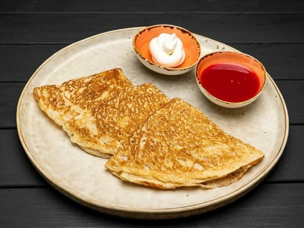 Блинчики с крем-сыром и малиновым соусом