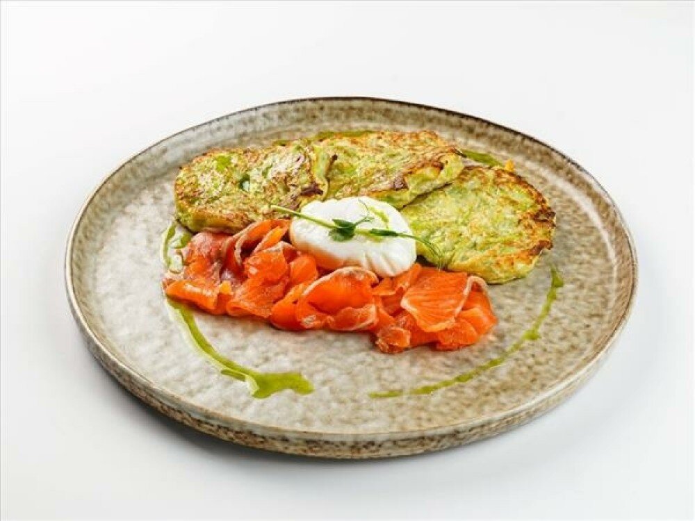 Кабачковые оладьи с сёмгой и яйцом пашот