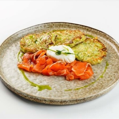 Кабачковые оладьи с сёмгой и яйцом пашот
