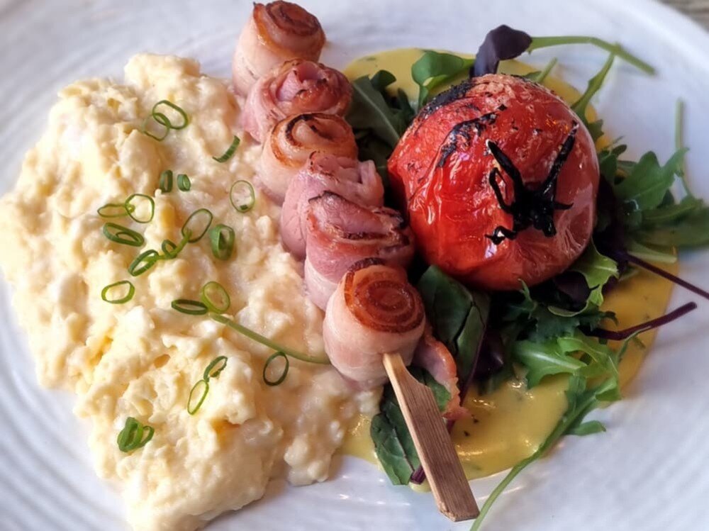 Скрембл с микс-салатом и чиабатой