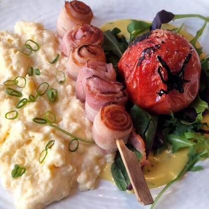 Скрембл с микс-салатом и чиабатой