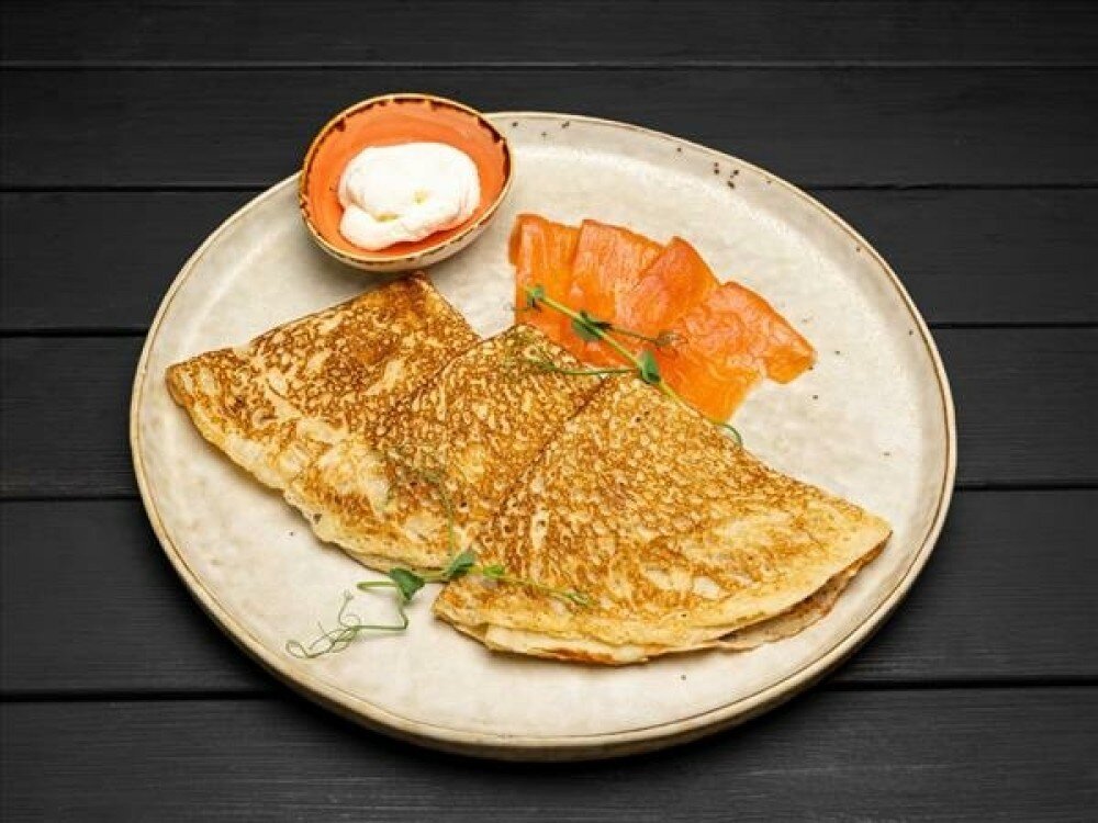 Блинчики со слабосоленым лососем и творожным сыром