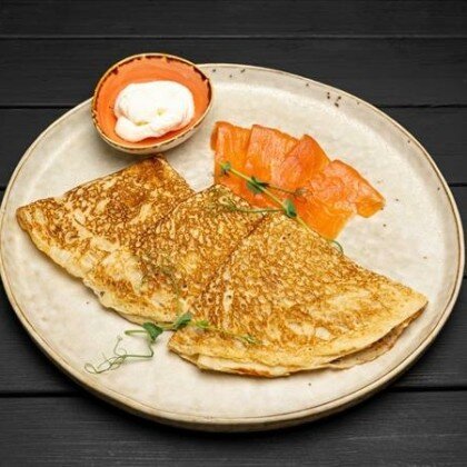 Блинчики со слабосоленым лососем и творожным сыром