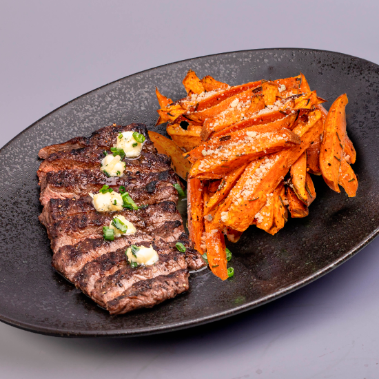 Говядина с чесночным маслом и картофелем батат