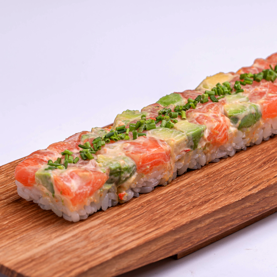 Осидзуси с лососем и авокадо в спайси соусе