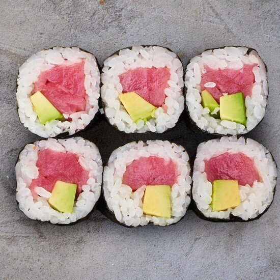 Ролл с тунцом и авокадо