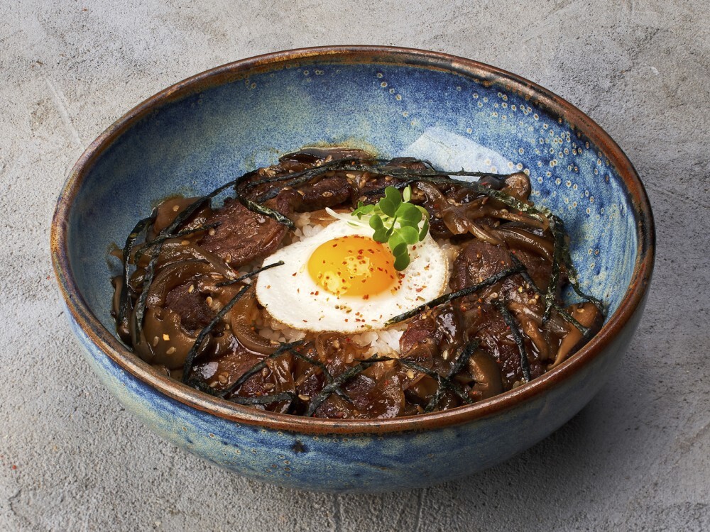 Говядина в кунжутном соусе с рисом