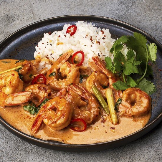 Креветки в соусе том ям с рисом