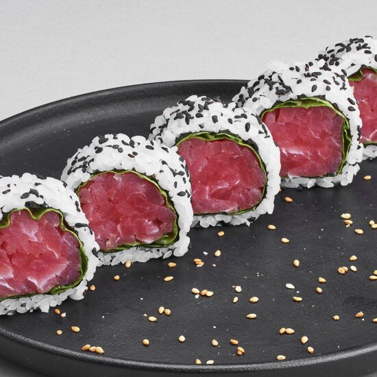 Ролл с тунцом и соусом юдзу