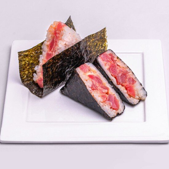 Онигири Тунец в спайси соусе