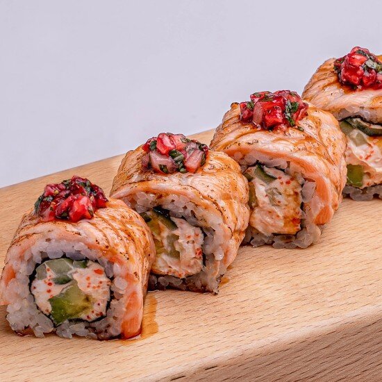 Ролл с лососем, клубникой и базиликом