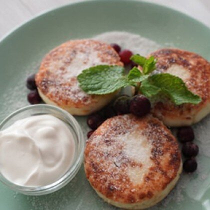 Сырники из рикотты со сметаной