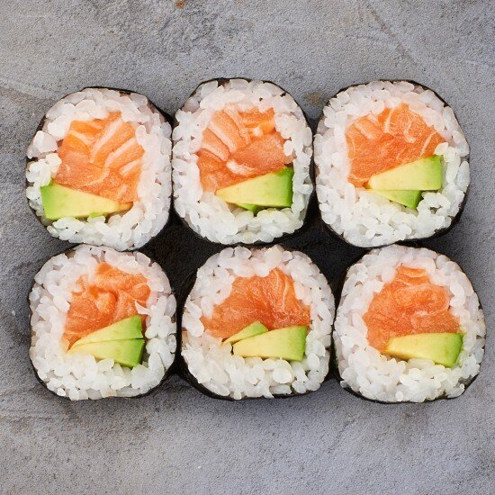 Ролл спайси с лососем и авокадо