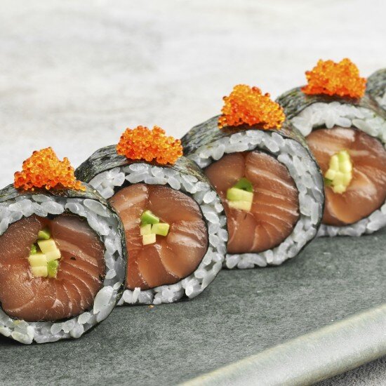 Фирменный ролл с лососем и авокадо