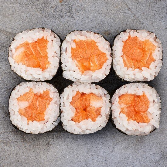 Ролл с лососем