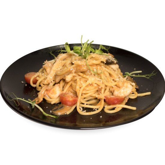 Спагетти с морепродуктами в соусе том ям