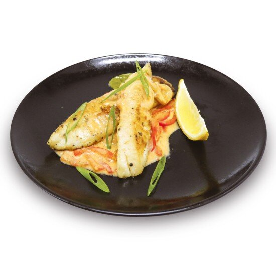 Морской окунь с овощами в кокосовом молоке