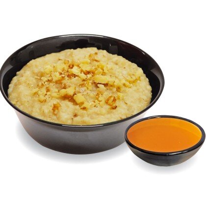 Овсяная каша на яблочном соке с медом и грецким орехом