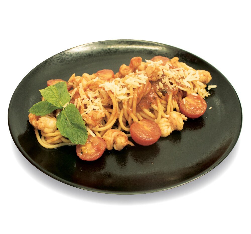 Спагетти с креветками в томатном соусе