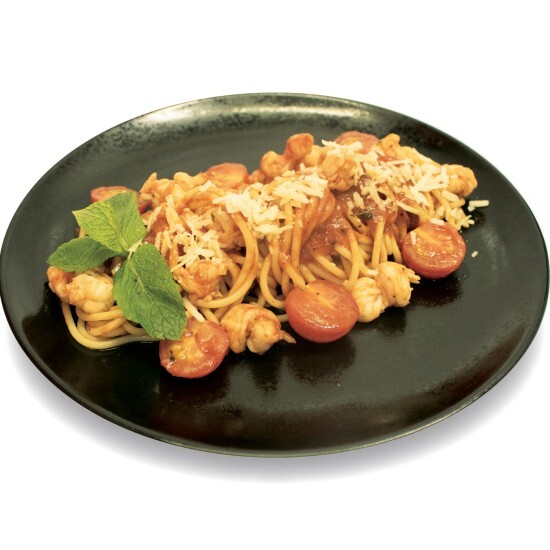 Спагетти с креветками в томатном соусе