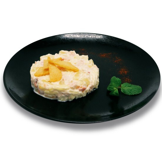 Салат с копченой курицей и ананасом