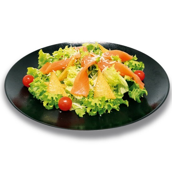 Салат Цезарь с копченым лососем