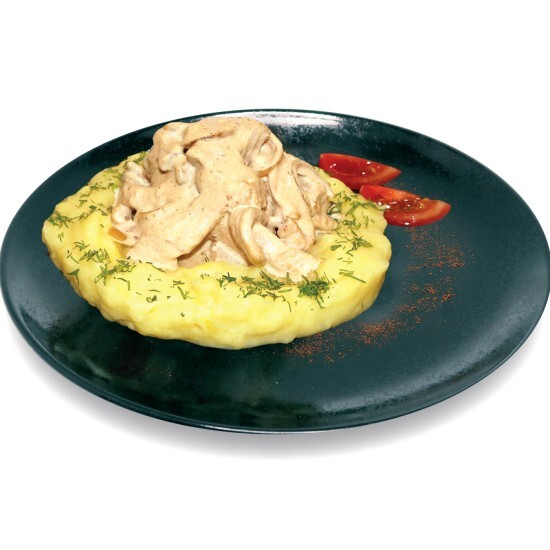 Строганов из курицы с грибами на картофельной подушке