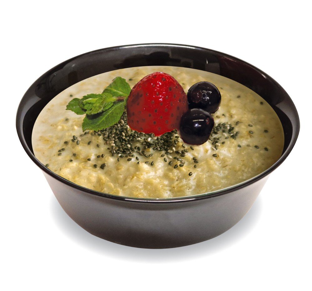 Овсяная каша на молоке с ягодами и семенами чиа